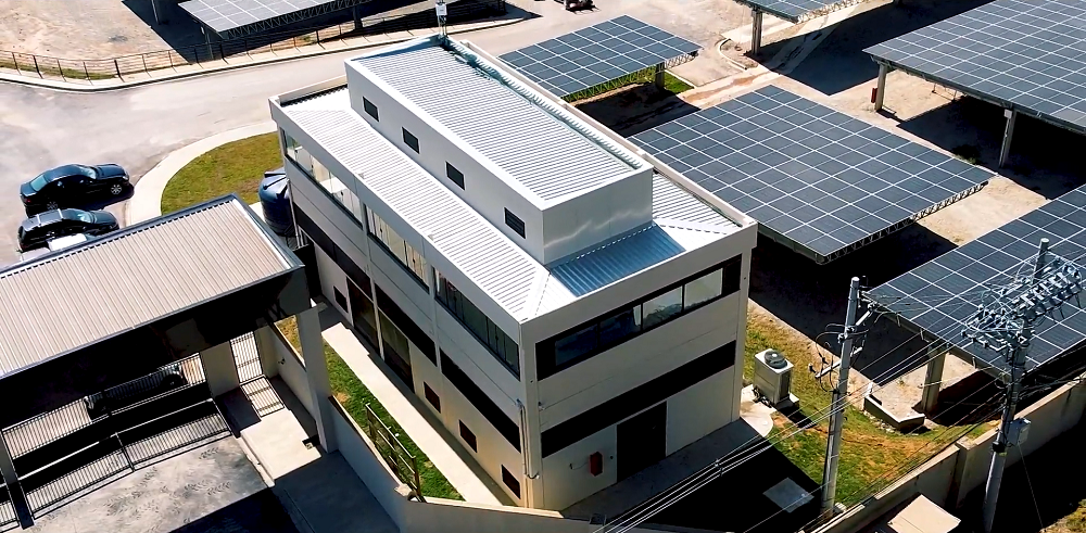 Galpão comercial moderno com painéis solares